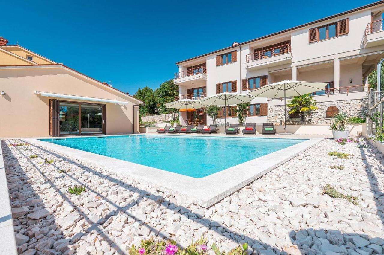 E&T Apartments With A Beautiful Pool Rabac Zewnętrze zdjęcie